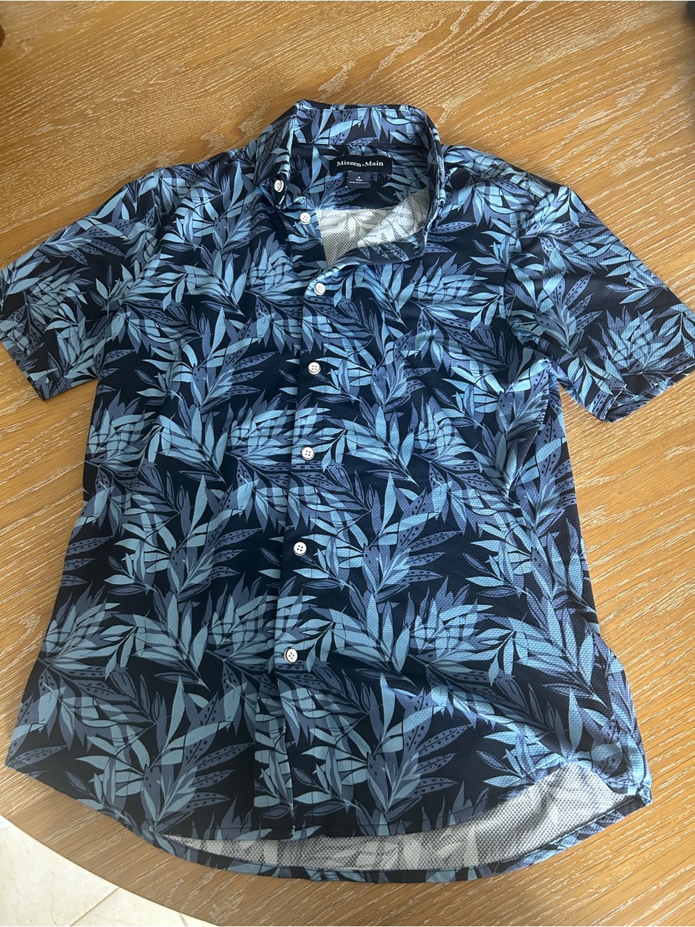 Mizzen+Main Navy Short-Sleeve Button-Down with Light Blue Leaf Print